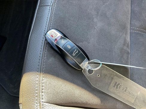 Used 2017 Porsche Macan Base image 34