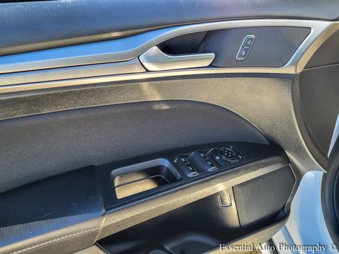 Used 2019 Ford Fusion SE image 16