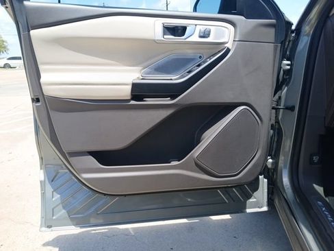 Used 2020 Ford Explorer Platinum w/ Premium Technology Package AWD/4WD image 17