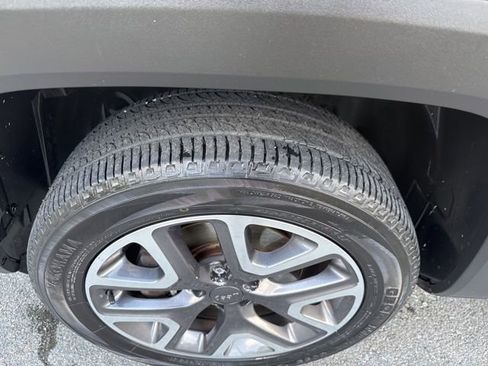 Used 2018 Jeep Renegade Latitude w/ Cold Weather Group AWD/4WD image 13