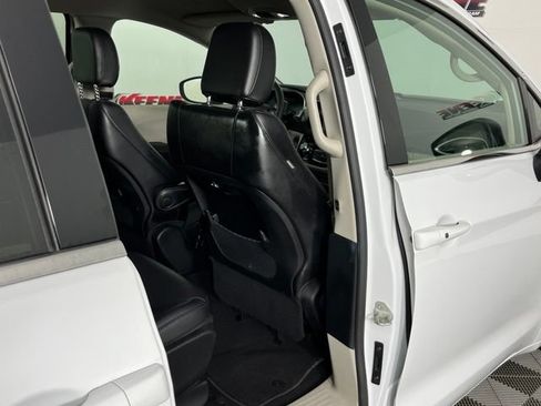 Used 2023 Chrysler Pacifica Touring-L FWD image 27