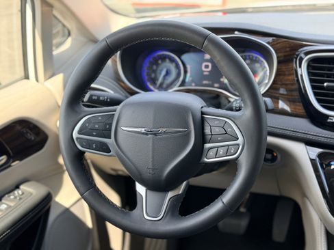 Used 2023 Chrysler Pacifica Limited image 16