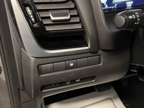 Used 2025 Nissan Rogue SL AWD/4WD image 31
