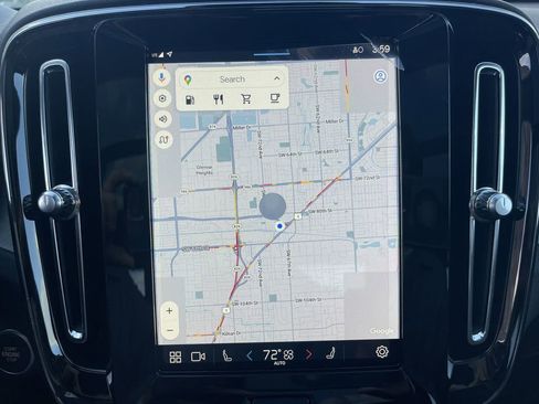 Used 2024 Volvo XC40 B5 Plus image 12