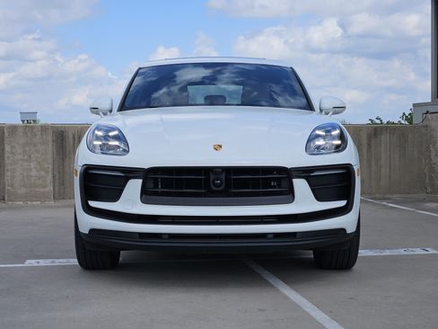 Certified 2025 Porsche Macan image 11
