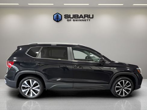 Used 2023 Volkswagen Taos SE w/ Panoramic Sunroof Package FWD image 6