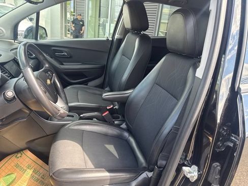 Used 2022 Chevrolet Trax LT w/ Midnight Edition AWD/4WD image 16