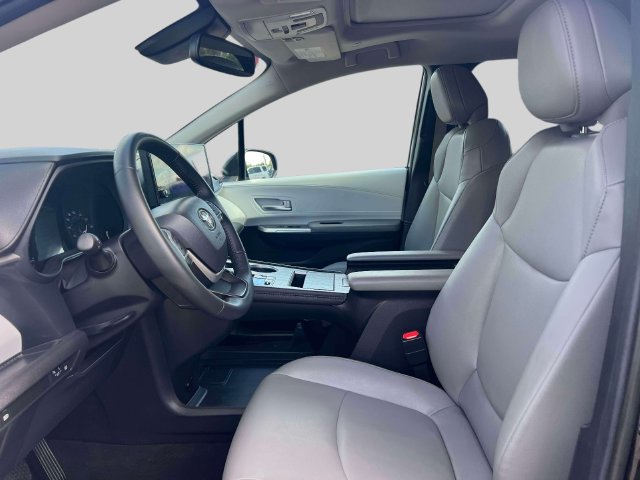 Used 2025 Toyota Sienna XLE FWD image 20