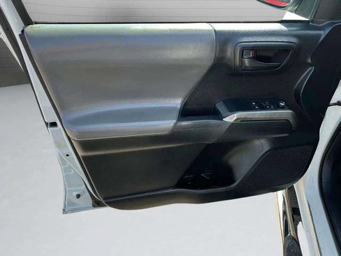 Used 2018 Toyota Tacoma SR5 AWD/4WD image 25