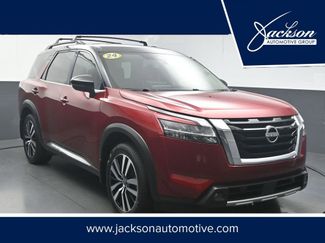 Used 2024 Nissan Pathfinder Platinum FWD video 1