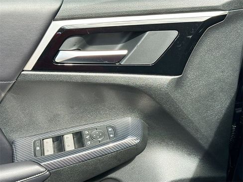 New 2025 Mitsubishi Outlander SE image 18