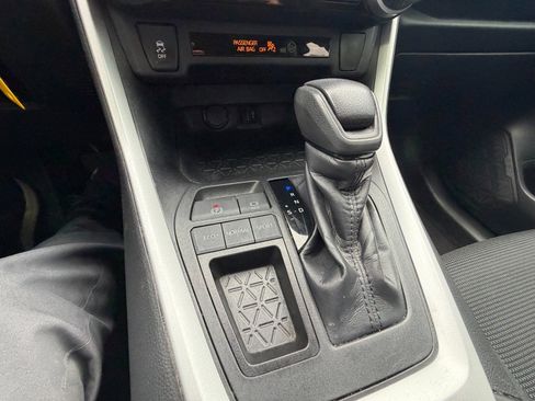 Used 2020 Toyota RAV4 LE image 16