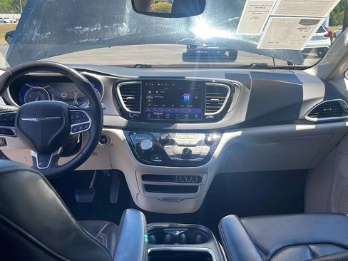 Used 2023 Chrysler Pacifica Touring-L FWD image 24