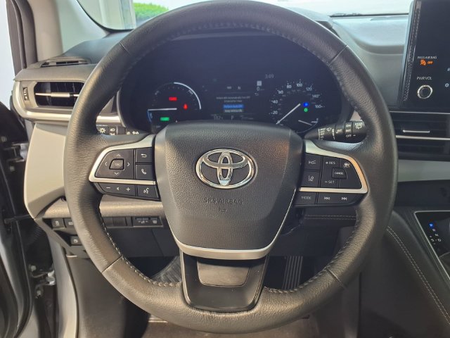Used 2026 Toyota Sienna XLE FWD image 8