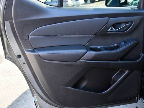 Used 2022 Chevrolet Traverse LT image 32