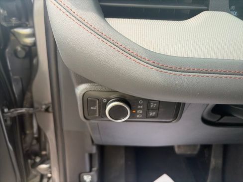 Used 2025 Ford Explorer Active AWD/4WD image 19