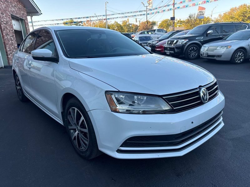 Used 2017 Volkswagen Jetta SE FWD image 3