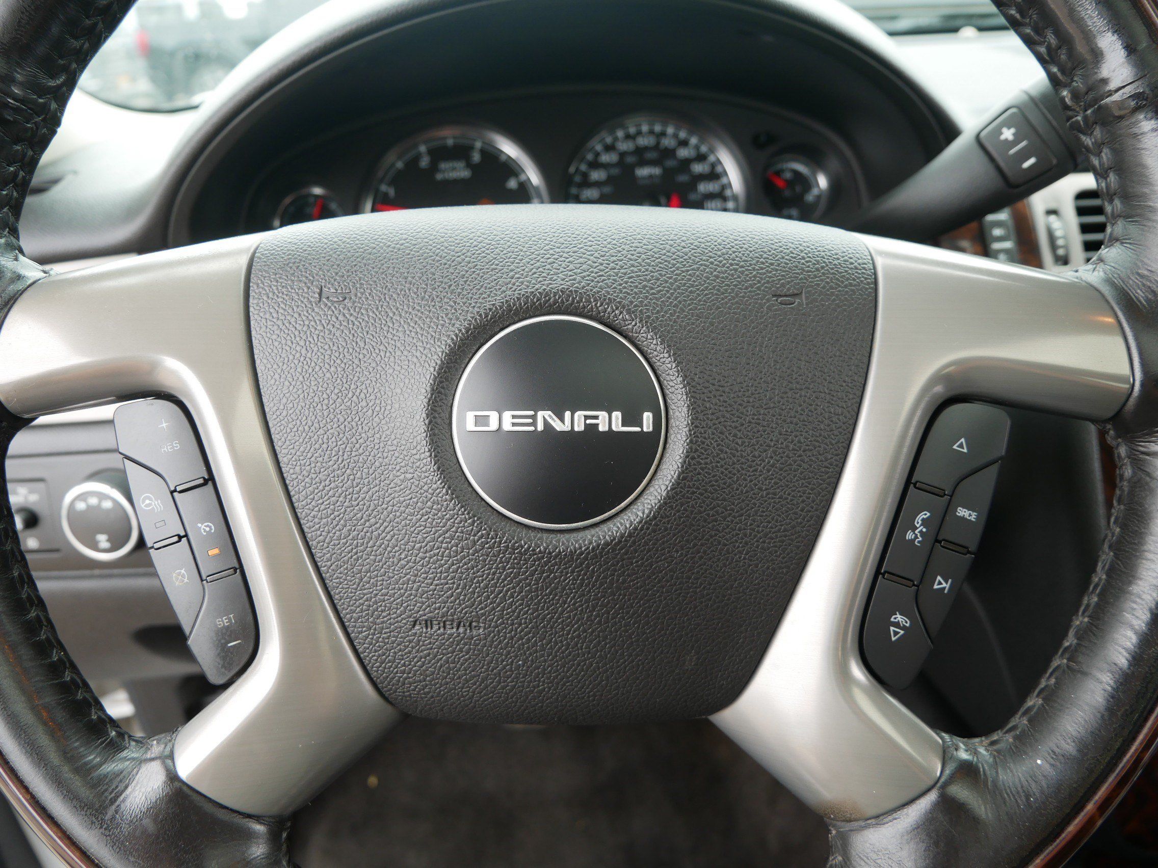 Used 2014 GMC Sierra 2500 Denali w/ Suspension Package, Off-Road AWD/4WD image 25