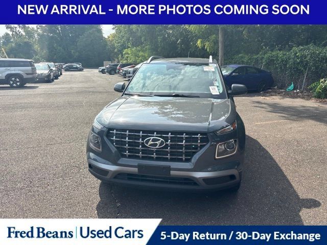 Used 2023 Hyundai Venue SEL w/ Cargo Package FWD image 2