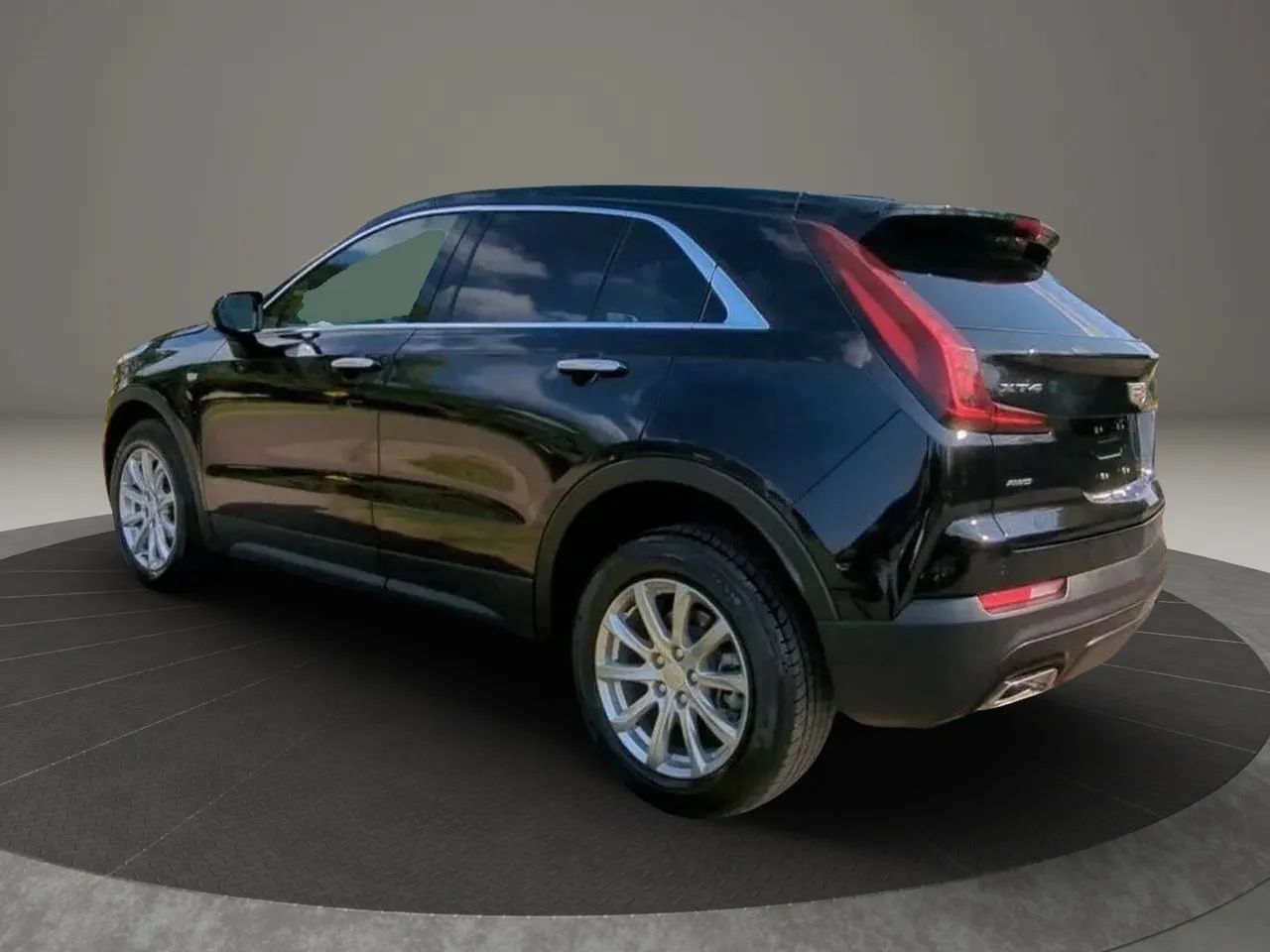 Used 2023 Cadillac XT4 Luxury w/ Cold Weather Package AWD/4WD image 2