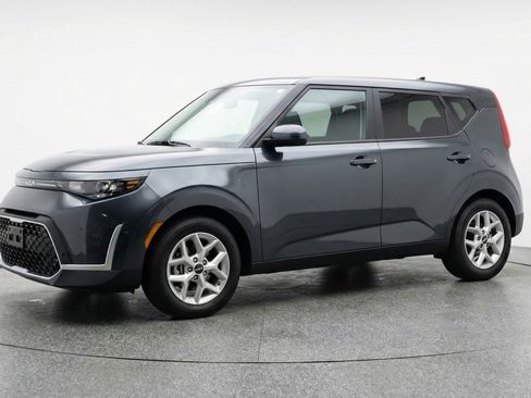Used 2025 Kia Soul LX w/ LX Technology Package image 3