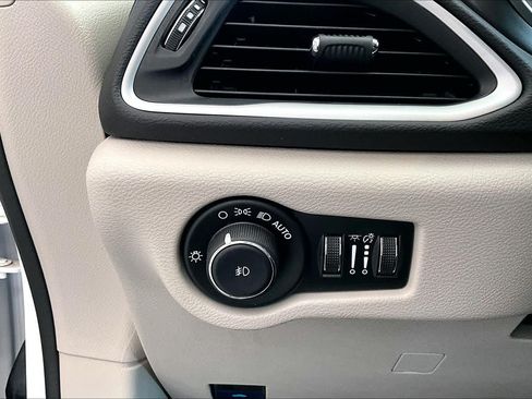 Used 2024 Chrysler Pacifica Touring-L FWD image 32