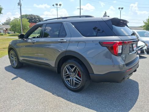 Used 2025 Ford Explorer ST-Line w/ ST-Line Street Pack AWD/4WD image 4