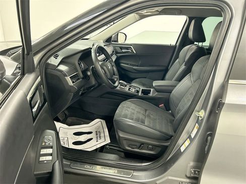 Used 2023 Mitsubishi Outlander SE image 9
