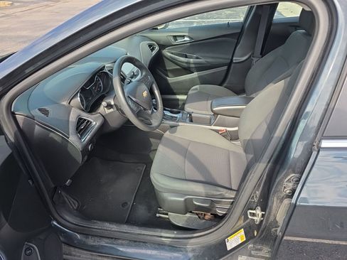Used 2017 Chevrolet Cruze LT FWD image 3