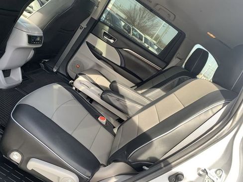 Used 2016 Toyota Highlander Limited image 10