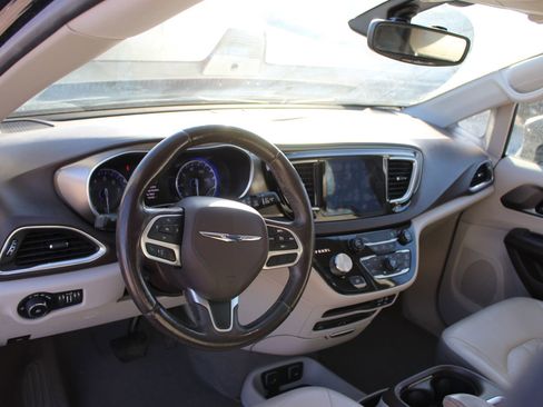 Used 2017 Chrysler Pacifica Touring-L Plus image 10