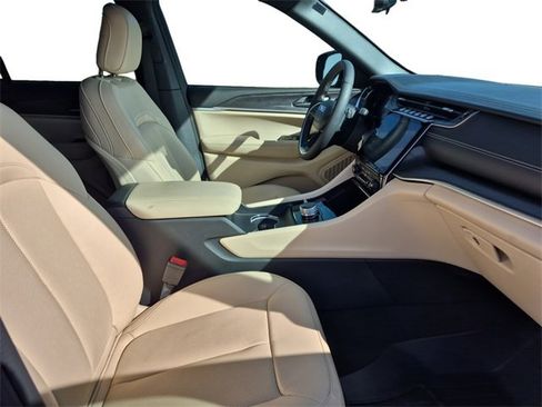 Used 2023 Jeep Grand Cherokee Limited w/ Luxury Tech Group II image 15