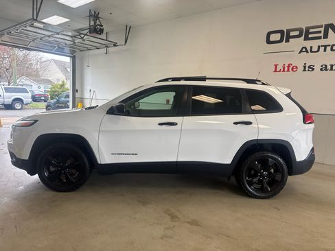 Used 2016 Jeep Cherokee Sport image 3
