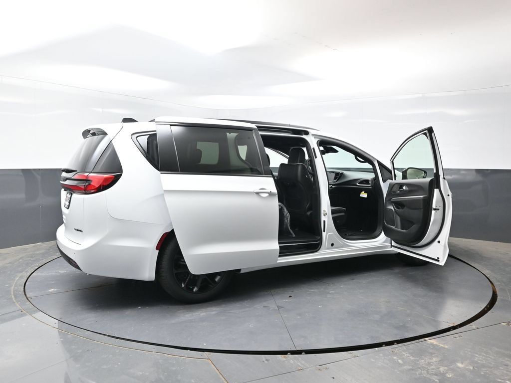 New 2027 Chrysler Pacifica Limited w/ Family Tech Group FWD image 49