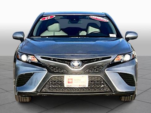 Certified 2019 Toyota Camry SE image 3
