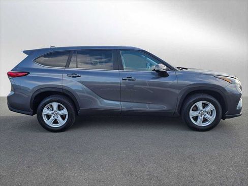 Used 2023 Toyota Highlander LE FWD image 2