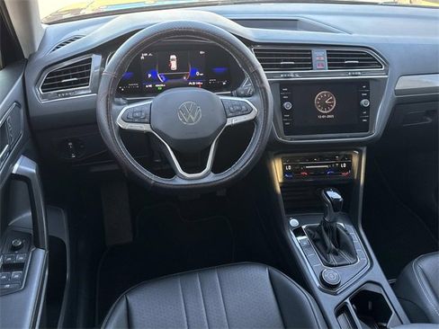 Used 2023 Volkswagen Tiguan SE image 6