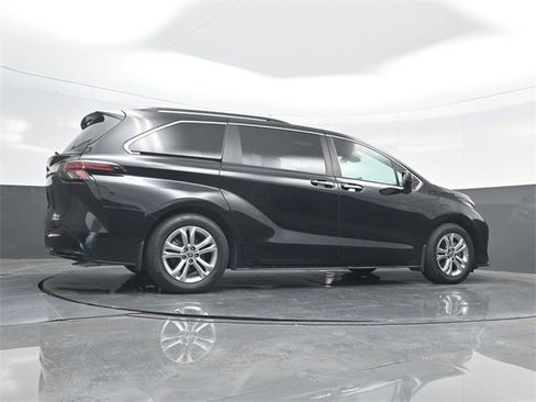 Used 2022 Toyota Sienna XSE image 57
