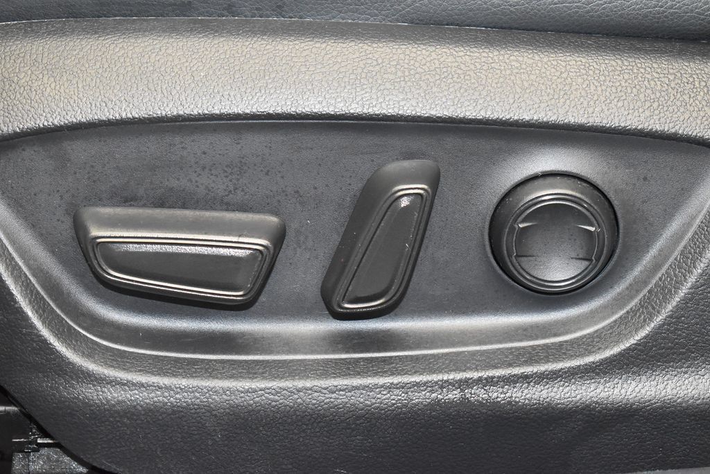 Used 2023 Toyota Camry SE FWD image 13