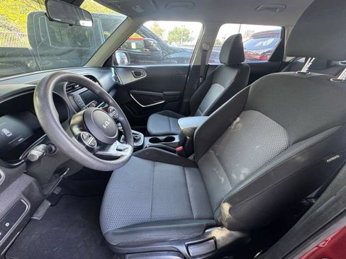 Used 2025 Kia Soul LX w/ LX Technology Package FWD image 24