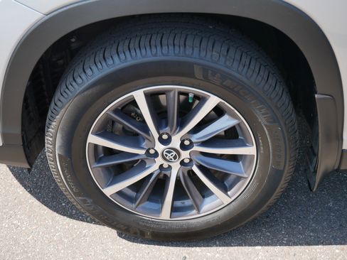Used 2019 Toyota Highlander XLE AWD/4WD image 15