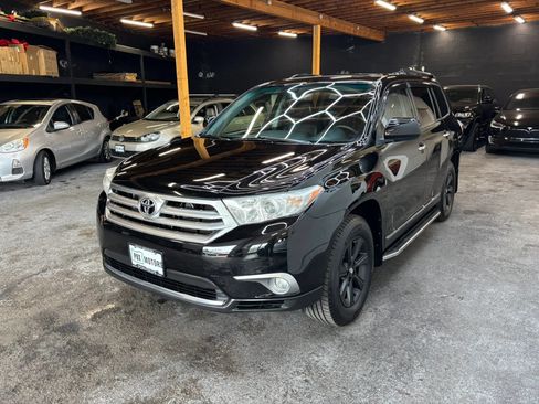 Used 2012 Toyota Highlander SE w/ Tow Pkg AWD/4WD image 4