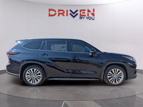 Used 2024 Toyota Highlander Platinum image 7