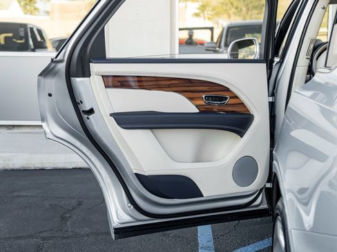Used 2023 Bentley Bentayga Extended Wheelbase image 23