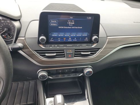 Used 2024 Nissan Altima 2.5 SV image 15