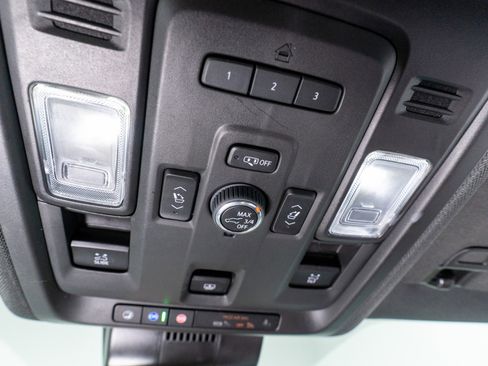 Used 2023 GMC Yukon XL SLT w/ SLT Luxury Package AWD/4WD image 17