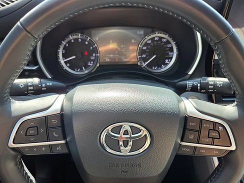 Used 2024 Toyota Highlander XLE FWD image 20