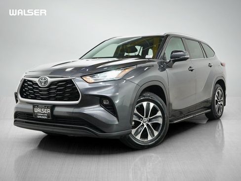 Used 2024 Toyota Highlander XLE AWD/4WD image 1