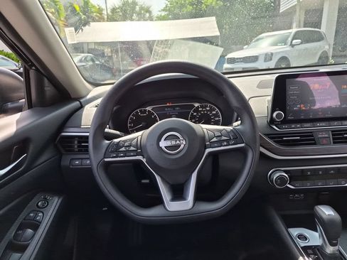 Used 2025 Nissan Altima 2.5 SV FWD image 22