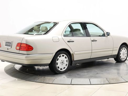 Used 1998 Mercedes-Benz E 320 4MATIC Sedan image 4